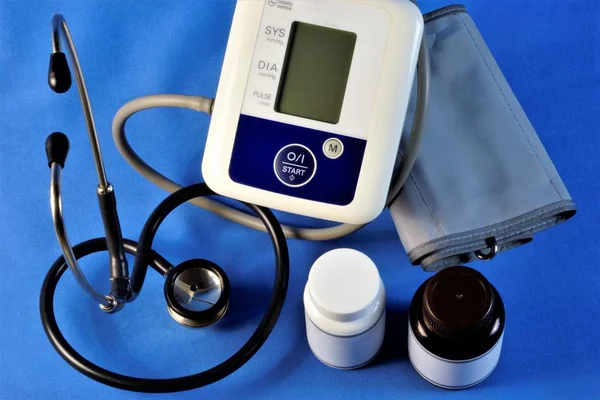Medische Medicatie Pillen Stethoscoop Thermometer Dokter Diagnoses Luistert Naar Symptomen — Stockfoto