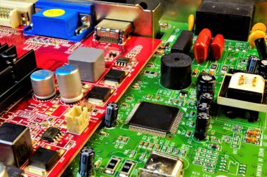 Bilgisayarın içinde devre kartı, radyo bileşenleri. Baskılı devre kartı çeşitli elektronik bileşenleri elektrik ve mekanik bağlantı için tasarlanmıştır. Baskılı devre kartı üzerinde Elektron komponentler elem için PIN bağlanır