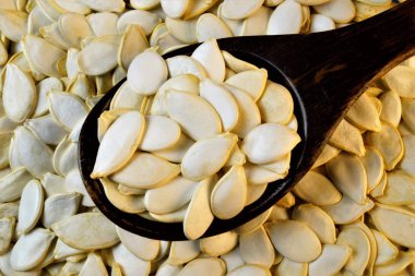 Kabak Çekirdeği yenilebilir, oval ve düz, beyaz renk bir yoğun sert kabuğu ile kaplı. Tohum ham, kurutulmuş veya haşlanmış veya kızarmış yenir. Tohum yağı sıkmak.