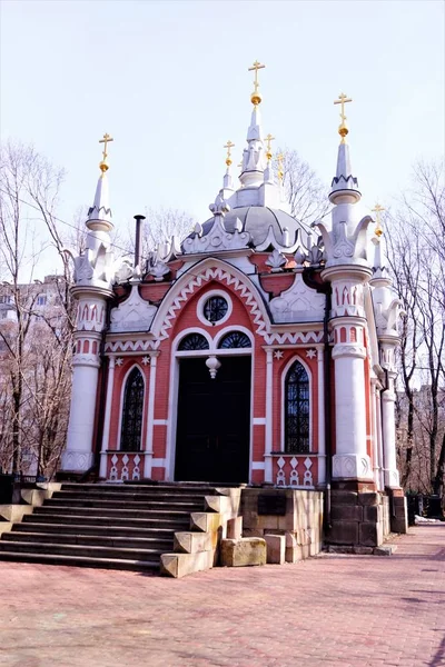 圣尼古拉斯教堂在变形公墓 莫斯科的哥特式建筑 Nikolskaya 教堂是由建筑师 Fyodor Sokolov 于1804年建造的 教堂属于腓立比人 旧信仰的分支之一 现在是一座纪念碑 — 图库照片