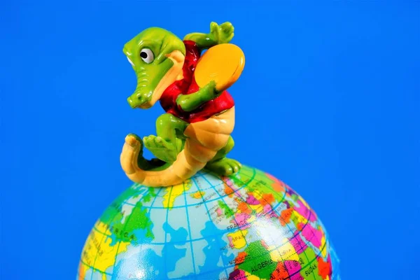 Criança Figura Brinquedo Crocodilo Jogando Disco Voador Brinquedo Modelo Reduzido — Fotografia de Stock