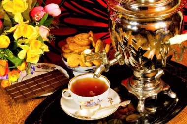 Çay partisi-semaver, tatlı tatlı kurabiye ve kokulu şekerleme çikolata. Kaynar su için semaver yaratıcı metal gemi ve goodies ile bir tepsi üzerinde çay yapma, Rus gelenekleri. 