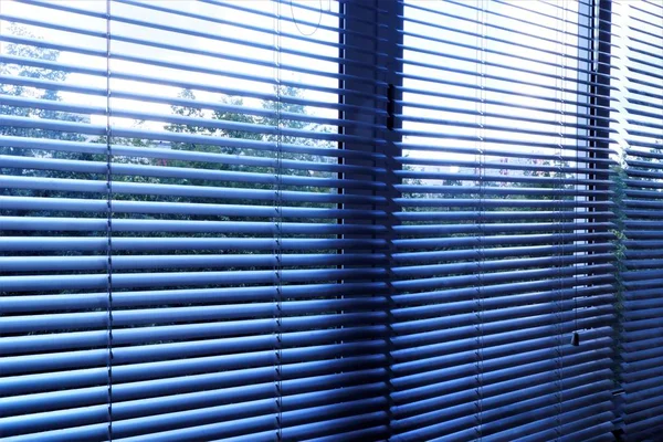 百叶窗是水平板条的有效遮光装置 窗户上的板条是固定的 旋转的 调节光线 在住宅 办公室和工业场所流行 — 图库照片