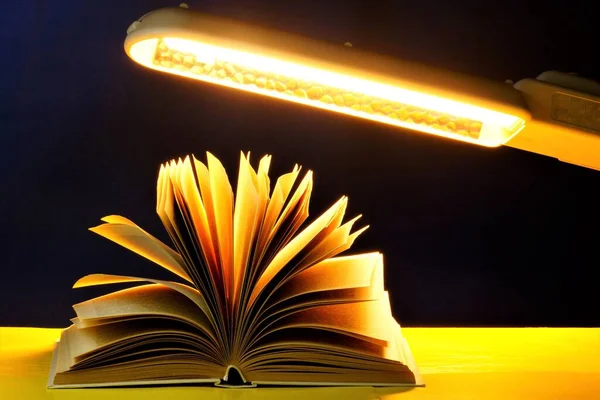 Denní Lampa Osvětluje Knihu Stole Tmě Koncept Kreativního Designu Vzdělávání — Stock fotografie
