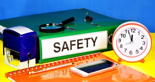 Kayıt Defterinde Güvenlik Belgesi Etiketi Var Şyerindeki Çalışanların Mesleki Refahı — Stok fotoğraf