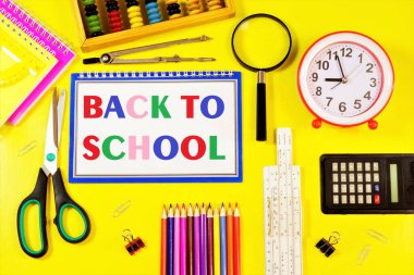 Kırtasiyenin arka planındaki öğrenci defterindeki alfabe harfleriyle okul metnindeki yazıya geri dönelim. Yeni bilgiler öğrenme ve eğitim alma fırsatı.