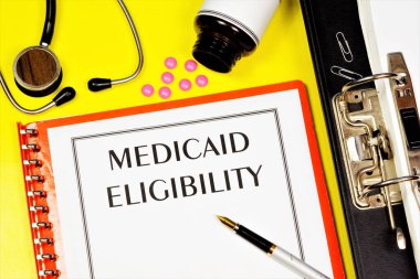 Medicaid için uygunluk - tıbbi klasördeki formda yazılı metin. Düşük gelirli vatandaşlar için tasarlanmış federal bir sağlık sigortası programı..