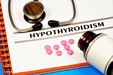 Tıbbi klasördeki bir formda hipotiroidizm-metin yazıları. Tiroid hormonu eksikliği. Doktorun teşhisi, tabletlerle tedavi.