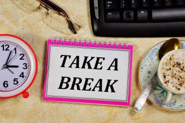 Ara zamanı - saatin arka planında Not Defteri 'nde bir kısa mesaj. Dinlenmek için ara ver ya da sağlıklı bir içkinin tadını çıkar..