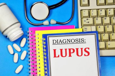 Lupus otoimmün bir hastalıktır. Tıbbi klasördeki formda yazılı metin var. Teşhis bir doktor tarafından konuldu. İlaçlarla önleme ve tedavi.