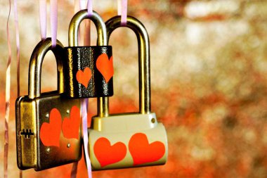 Aşkın kalesi bir asma kilit. Aşıkların ve yeni evlilerin duygularının bir sembolü. Sadakatlerinin bir taahhüdü. Floransa 'dan gelenek. Sevgililer günü için hediye. Tatilin arka planında parlak ışıklar..