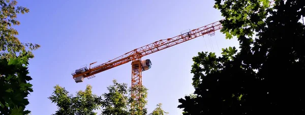 Torenkraan Constructie Draaibaar Met Een Pijl Achtergrond Van Lucht Bomen — Stockfoto