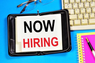 Şimdi işe alım. Not defterindeki metin etiketi. İş, işverenin emri ile işveren ve çalışan arasındaki istihdam sözleşmesiyle sonuçlanan kurallara göre yapılır..