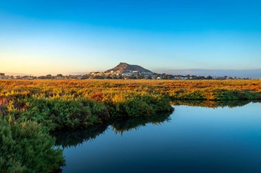 El Carmol, Cartagena, Mar Menor 'un tuzlu bataklıkları ayaklarının altında, Murcia Bölgesi, İspanya