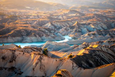 Algeciras Barajı, Kütüphane, Murcia Bölgesi, İspanya, renkli bir gündoğumunda