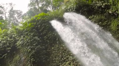 bir şelale çağlayan