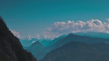 dağların üzerinden yükselen bulutlar