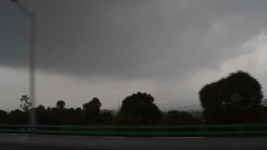 bulutlu bir günde Meksikalı bir otoyolda sürüş