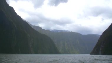 Milford ses el hareketli genelinde vurdu