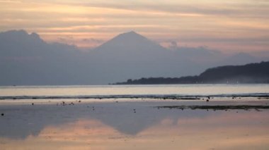 Puslu bir plaja Mt. Batur kadeh