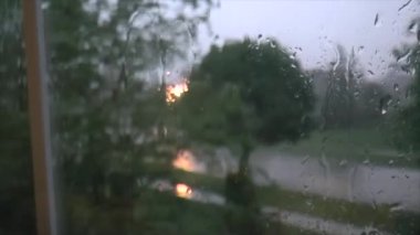 Bir fırtına bakan bir pencere aşağı damlatmalı yağmur