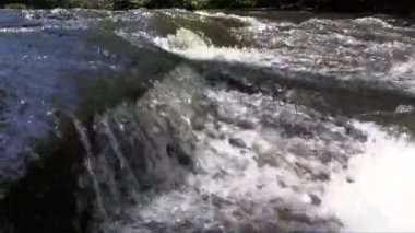 Acele su yolu ile doğa arasında küçük bir nehir