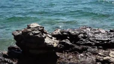 Siyah kaya isabet dalgalar deniz