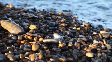 Küçük dalgalar çökmesini çakıl plaj üzerine çökmesini