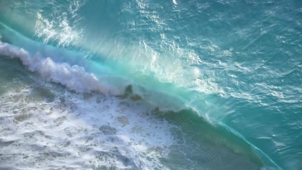 Onda Azul Oceano Batendo Uma Praia — Vídeo de Stock