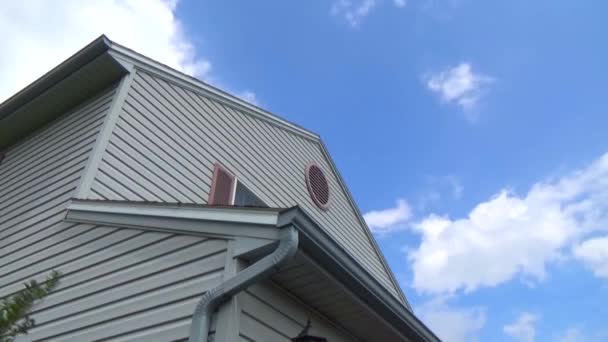 Wolken Boven Een Suburbane Huis — Stockvideo