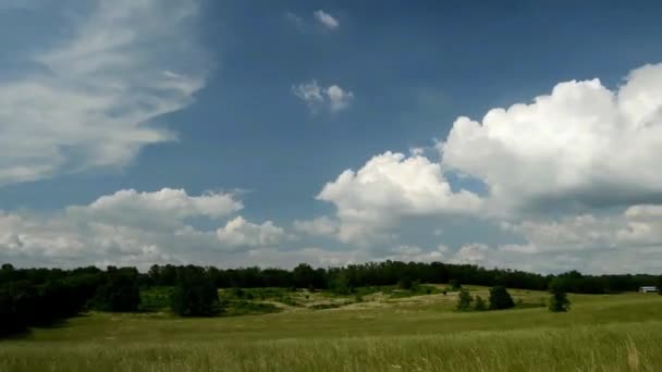 Felhők Felett Egy Mező Timelapse — Stock videók