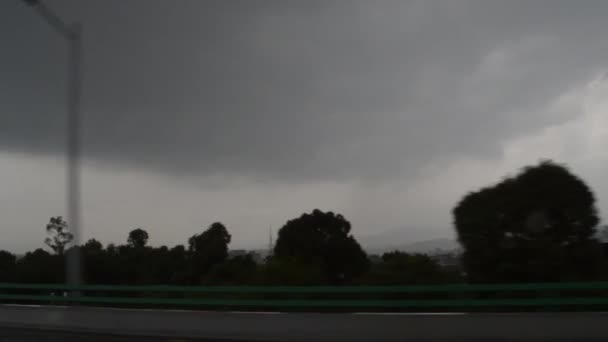 Bulutlu Bir Günde Meksikalı Bir Otoyolda Sürüş — Stok video