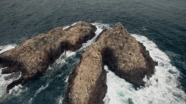 Drohnenaufnahmen Mit Mehreren Aufnahmen Einer Felsigen Insel Der Küste — Stockvideo