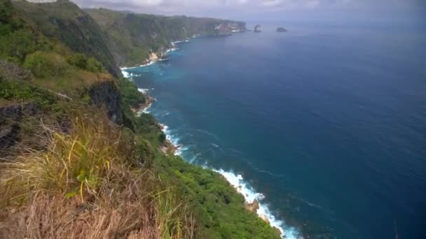 从悬崖顶部的印尼湾无人机镜头 — 图库视频影像