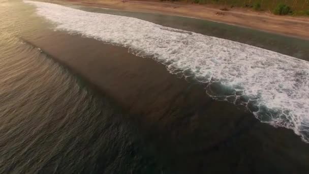 Drohnenaufnahmen Von Wellen Die Einem Tropischen Strand Der Abendsonne Abstürzen — Stockvideo