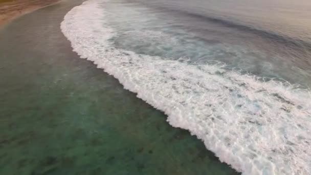 Prolungata Orbita Onde Che Infrangono Una Spiaggia Tropicale Tramonto — Video Stock