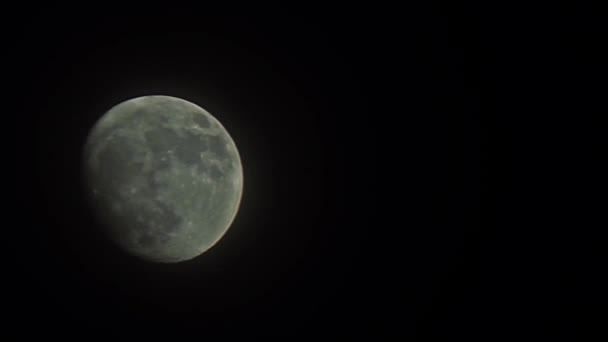 pleine lune se déplaçant à travers le ciel nocturne tandis que les nuages passent devant elle 