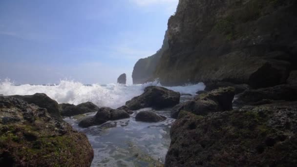 岩の上にクラッシュ インドネシアの海岸線で泡状の波 — ストック動画