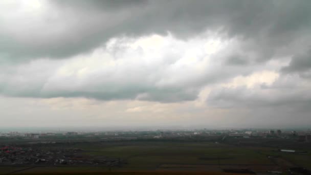 Nuvens Pesadas Movendo Sobre Uma Paisagem Cidade — Vídeo de Stock