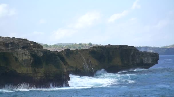 在海岸上撞击岩石露头的巨大海岸波浪 — 图库视频影像