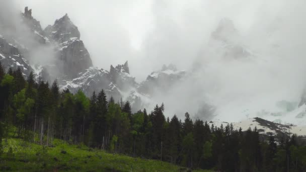 Nebel Über Schneebedeckten Bergen — Stockvideo