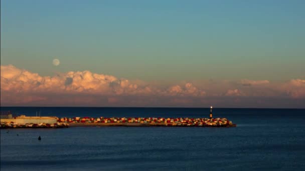 Bir Pamuk Gibi Bulutlar Aracılığıyla Arada Gece Artan Gelir — Stok video