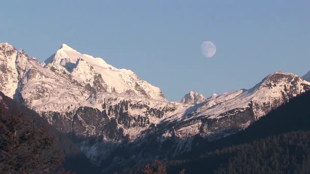 Video Luna Sulle Montagne — Video Stock