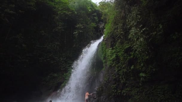 Pessoas Uma Piscina Mergulho Cachoeira — Vídeo de Stock