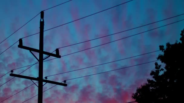 Líneas Eléctricas Nubes Mientras Sol Pone — Vídeo de stock