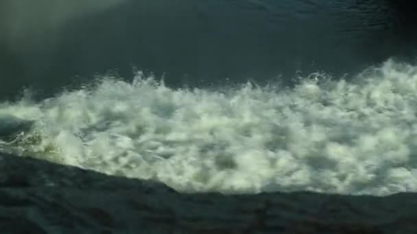Ορμητικά Σημεία Ποταμού Πτώση Πάνω Από Την Άκρη Ενός Καταρράκτη — Αρχείο Βίντεο