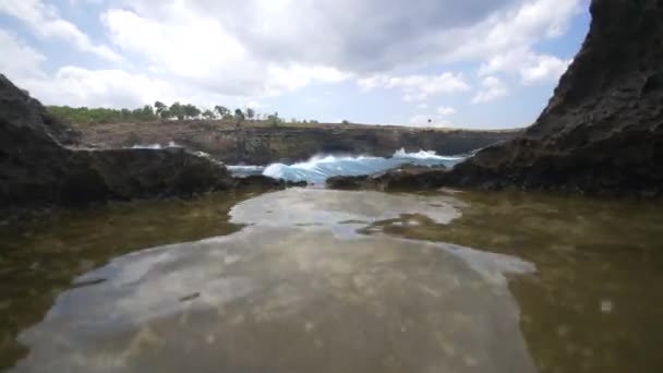 Piscina Rocha Para Revelar Uma Baía Indonésia — Vídeo de Stock