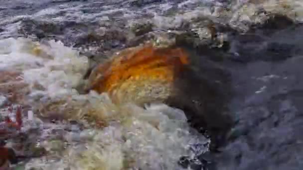 Rostfarbenes Wasser Rauscht Über Einen Felsen — Stockvideo