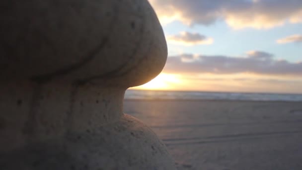 Stenen Plantenbak Met Een Zonsondergang Oceaan Achtergrond — Stockvideo