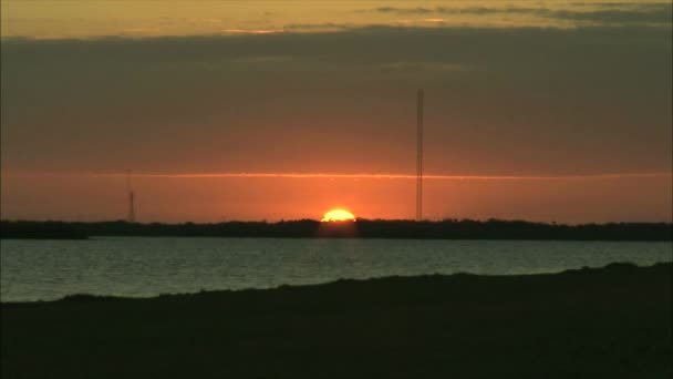 Zon Stijgt Boven Rivier Banana — Stockvideo